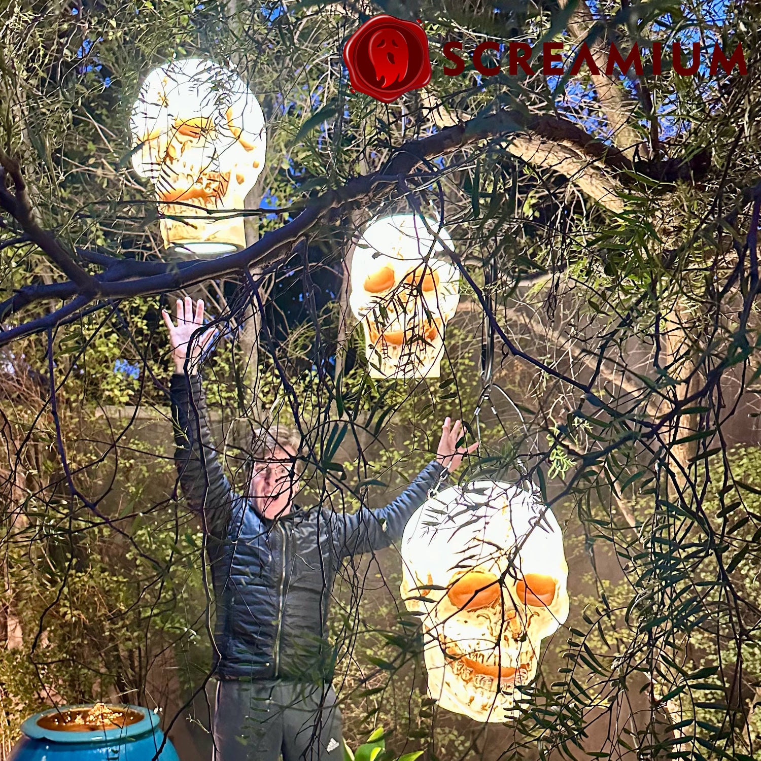 Giant Skull Pendant Lantern Prop 20-Inch-Tall Waterproof Outdoor Halloween Decoration