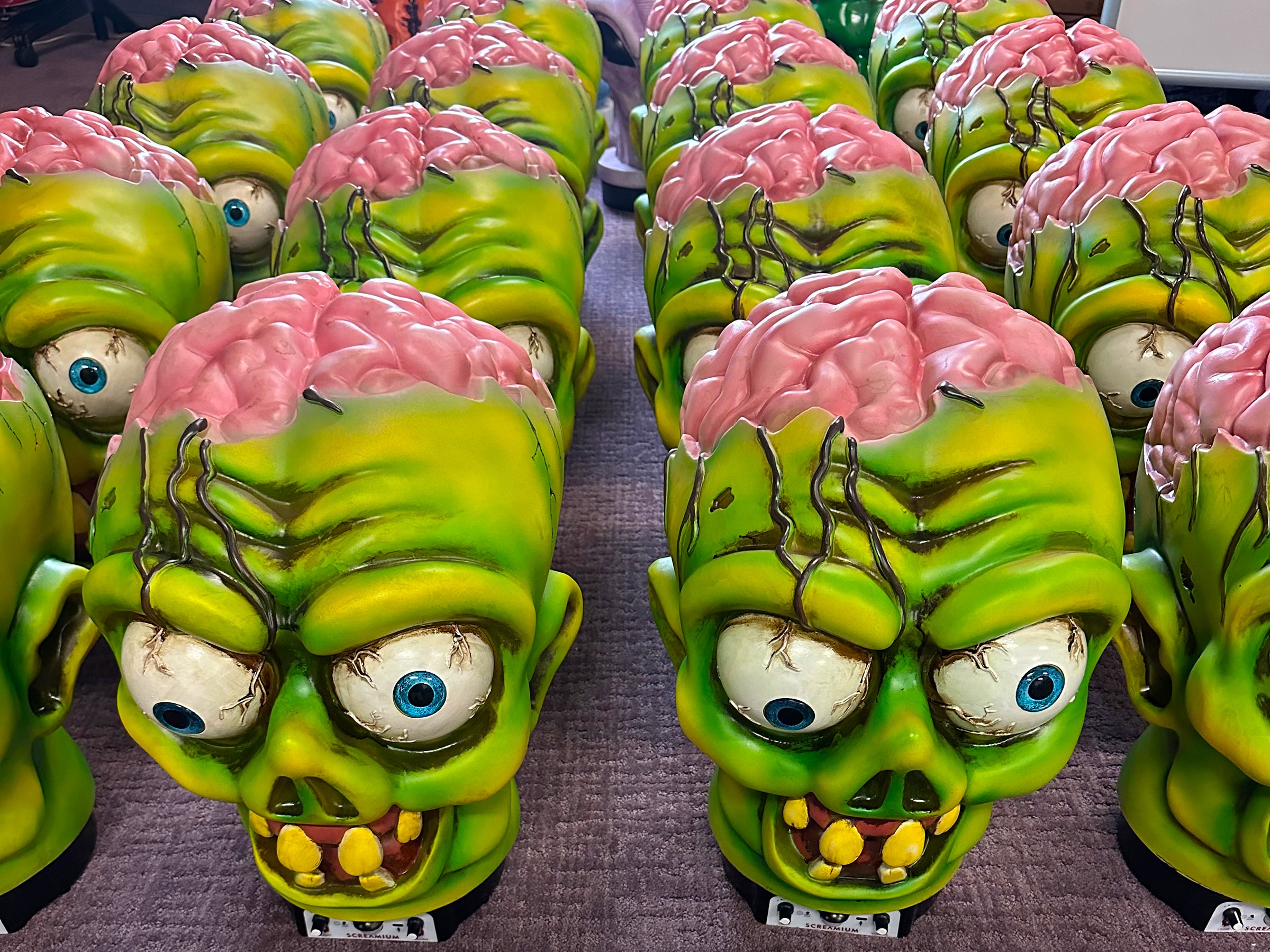 Giant Zombie Head Animatronic Lamp Prop 20-Inch-Tall Heavy Duty Polyresin Halloween Decoration