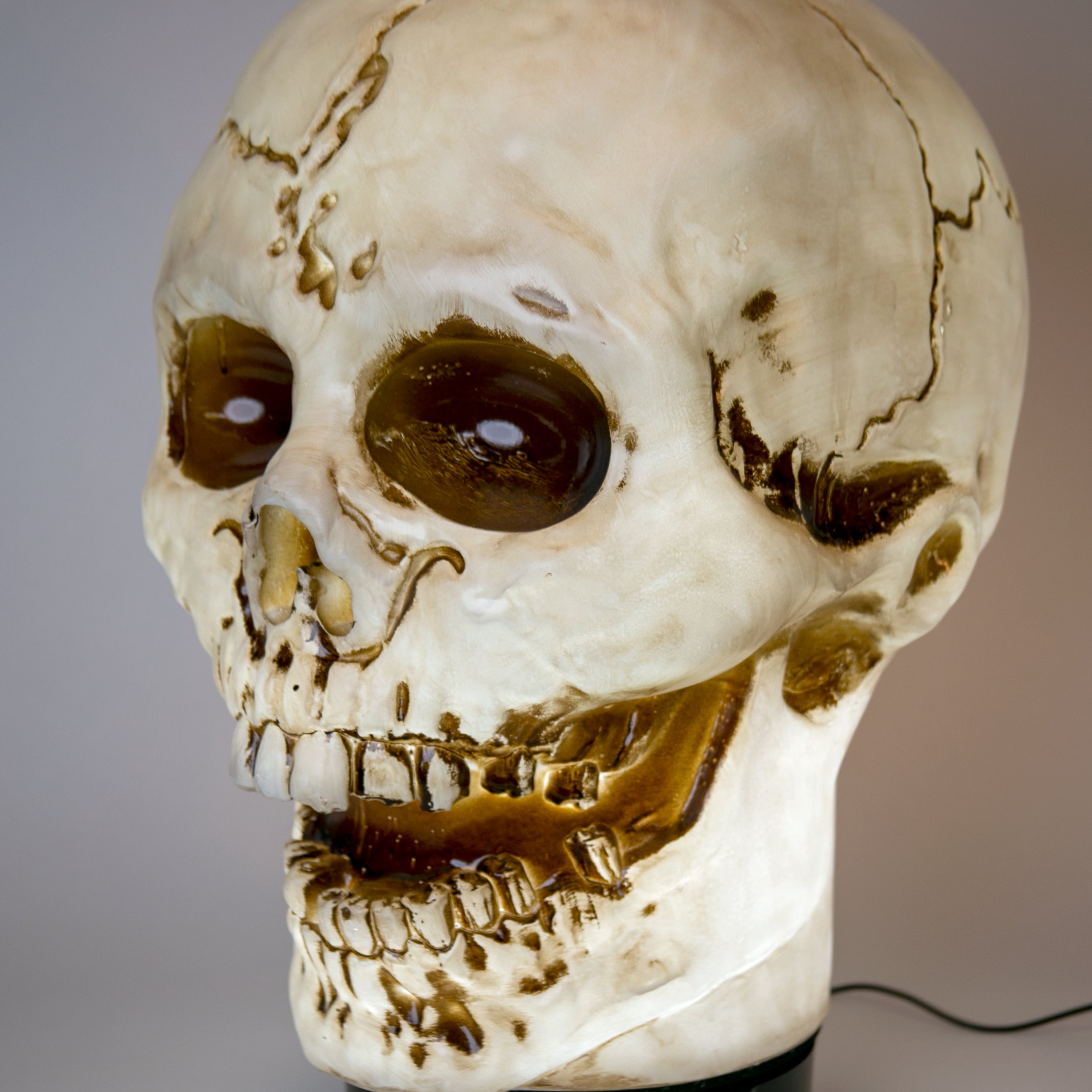 Giant Skull Animatronic Prop 20-Inch-Tall Halloween Decoration